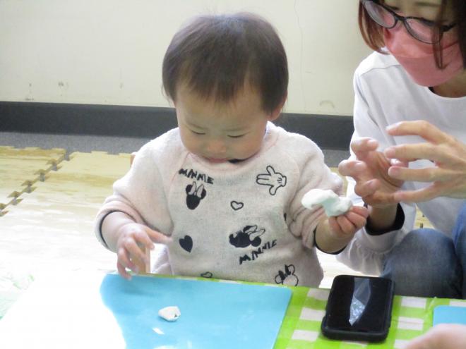赤ちゃんが紙粘土で遊んでる様子